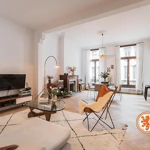  Apartment Traditional Chic, High Ceilings' Aircos And Garage